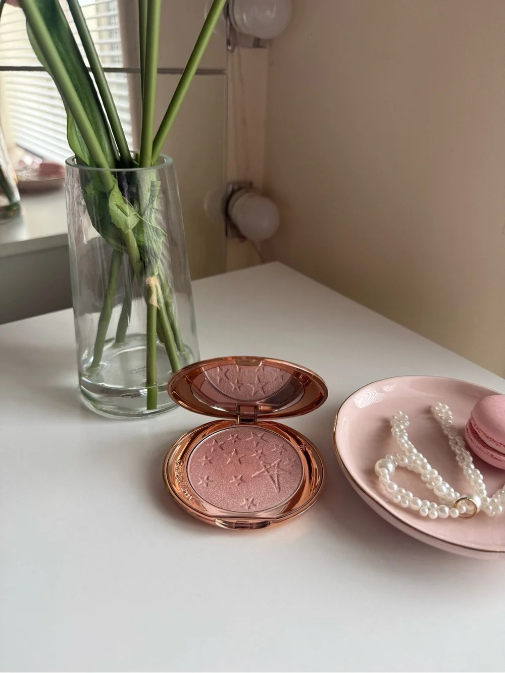 Charlotte tilbury Hollywood Glow Glide face highlighter